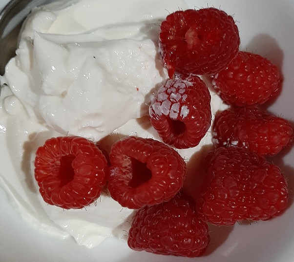2022-12-18f - Yogurt & Raspberries